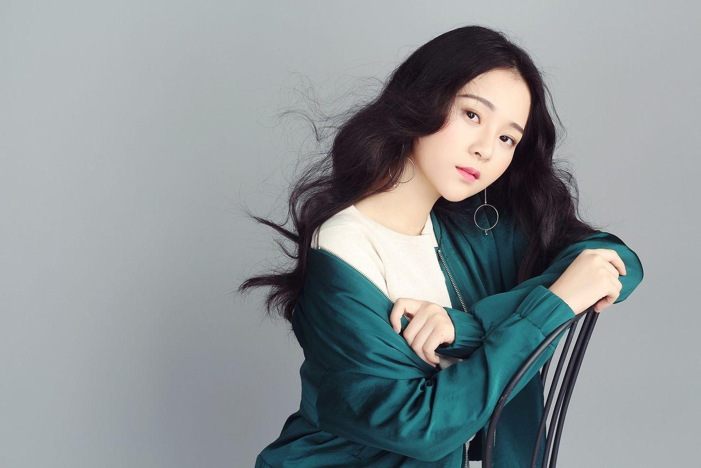 Triều Dâng cá tính, phong cách thời trang đa sắc màu. Ảnh: FBNV Triều Dâng cá tính, phong cách thời trang đa sắc màu. Ảnh: FBNV