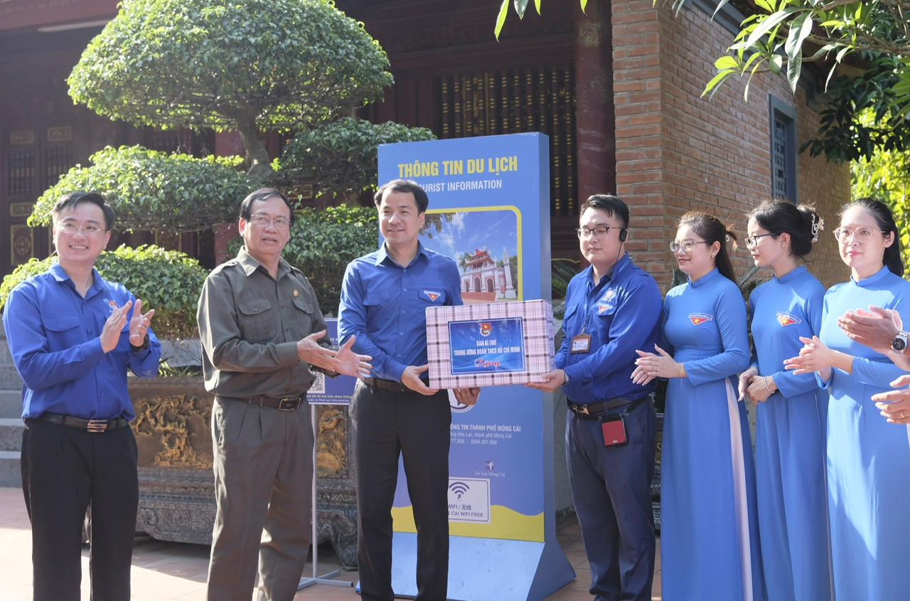 Anh Ngô Văn Cương tặng quà cho đội hình triển khai Chiến dịch Thanh niên tình nguyện Hè năm 2023. Ảnh: Châu Linh