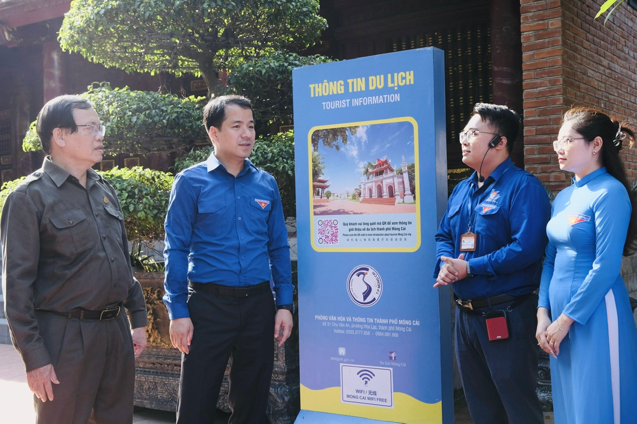 Anh Ngô Văn Cương tặng quà cho đội hình triển khai Chiến dịch Thanh niên tình nguyện Hè năm 2023. Ảnh: Châu Linh