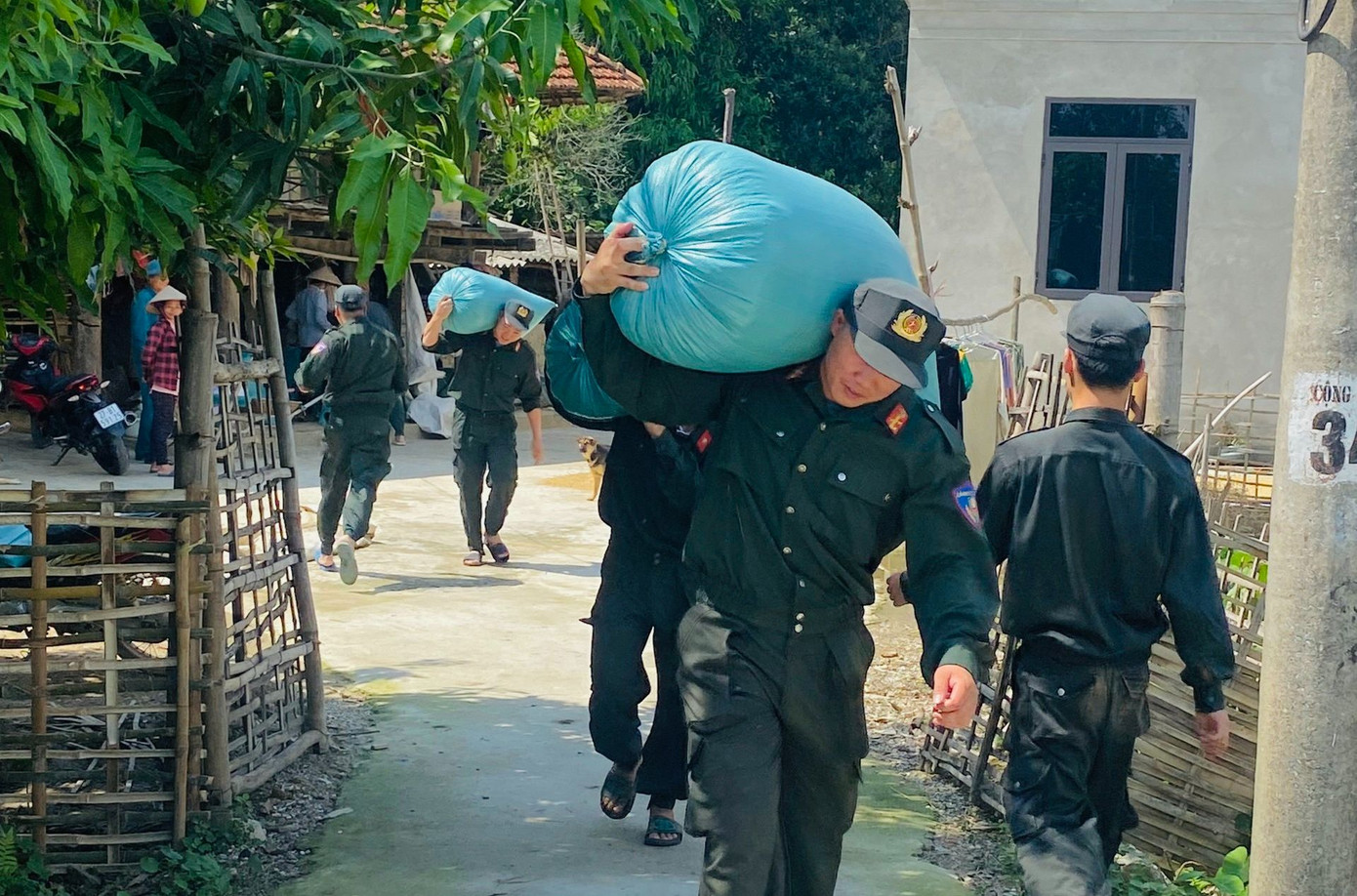 Các chiến sĩ trẻ Cảnh sát cơ động Công an tỉnh Điện Biên hỗ trợ người dân xã Thanh Luông, huyện Điện Biên thu hoạch lúa. Ảnh: Ban Thanh niên Công an tỉnh Điện Biên Các chiến sĩ trẻ Cảnh sát cơ động Công an tỉnh Điện Biên hỗ trợ người dân xã Thanh Luông, huyện Điện Biên thu hoạch lúa. Ảnh: Ban Thanh niên Công an tỉnh Điện Biên