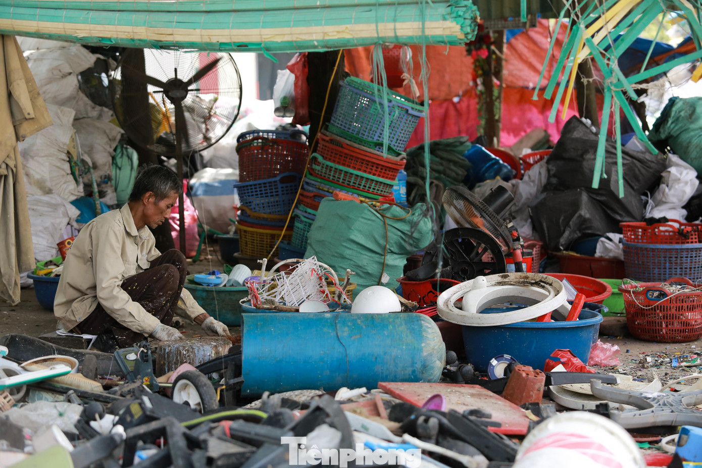 Ông Nguyễn Phả Hùng (60 tuổi, trú tại thôn Xà Cầu) đã đi làm thuê nghề phân loại phế liệu được nhiều năm. Chia sẻ với Tiền Phong, ông Hùng kể: &quot;Mỗi ngày tôi đi làm 8 tiếng, nhận 200.000 đồng với nhiệm vụ là băm sắt dính từ mảnh nhựa, rồi vứt nhựa với sắt mỗi thứ một nơi. Tuy đã có tuổi nhưng tôi vẫn bám trụ với công việc &quot;sống gần rác&quot; này để có &quot;cái ăn&quot;, chi tiêu hàng ngày ...&quot;