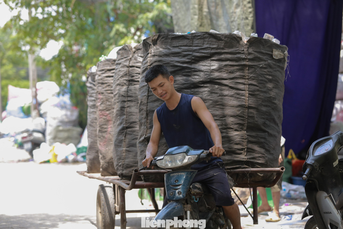Những người ở độ tuổi thanh niên, có sức khỏe hơn sẽ làm nhiệm vụ bê vác, chuyên chở, kéo các bao phế liệu.