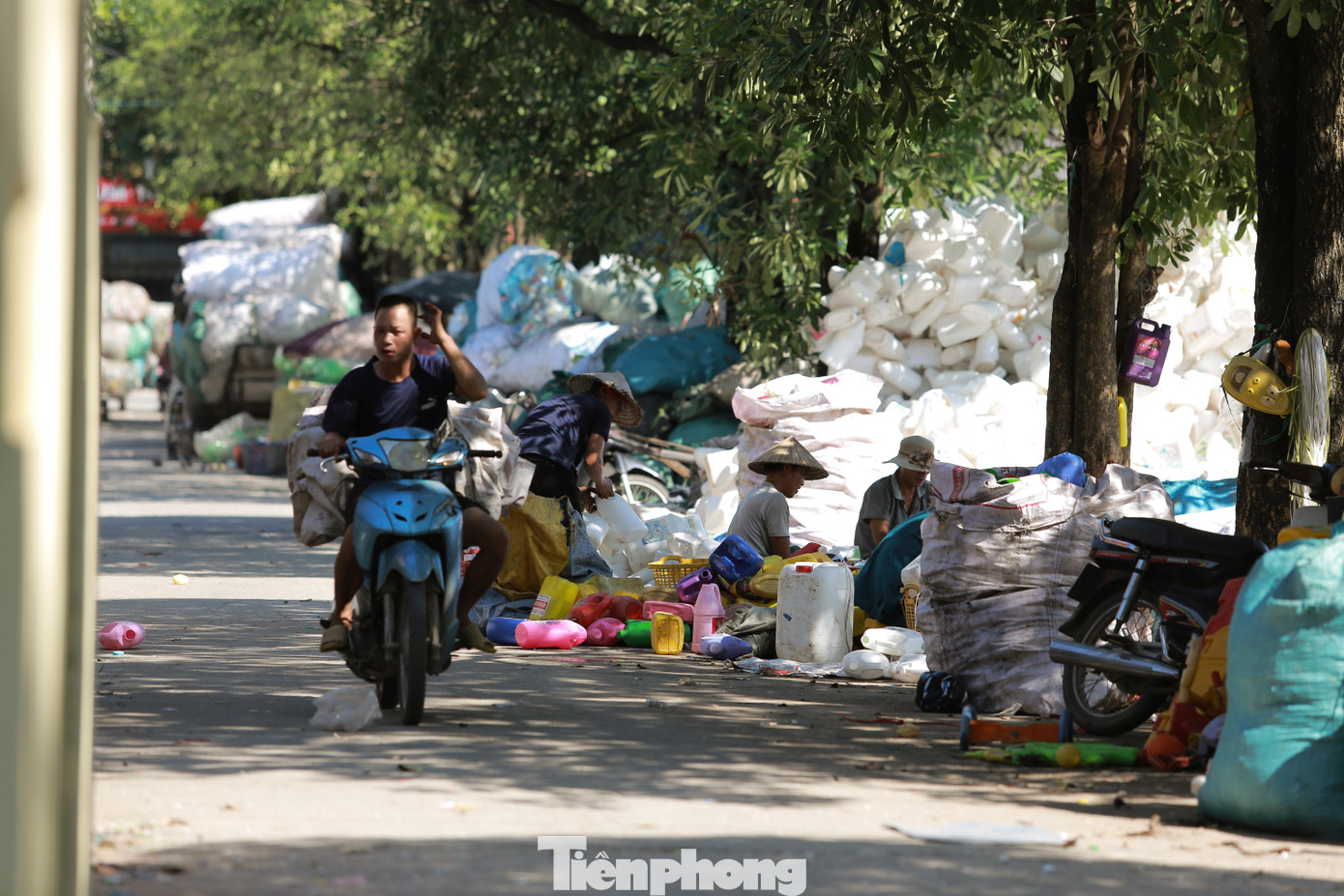 Khung cảnh nhộn nhịp kẻ mua, người bán tại &quot;thủ phủ&quot; phế liệu nhựa thường diễn ra vào buổi chiều.