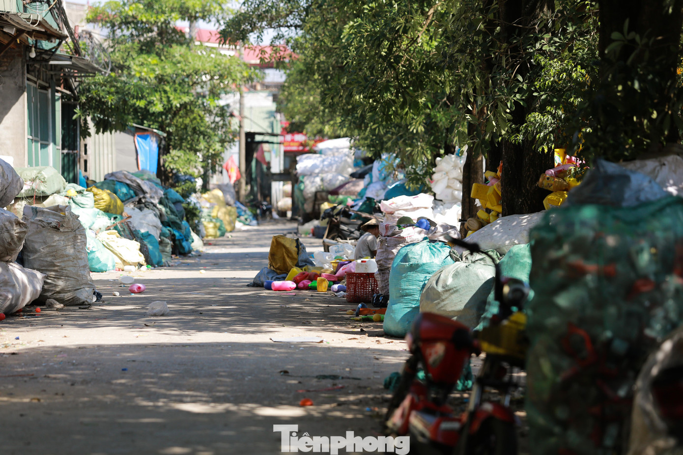 Phế liệu chất đống 2 bên đường đi dẫn lối vào nghĩa trang thôn Xà Cầu.