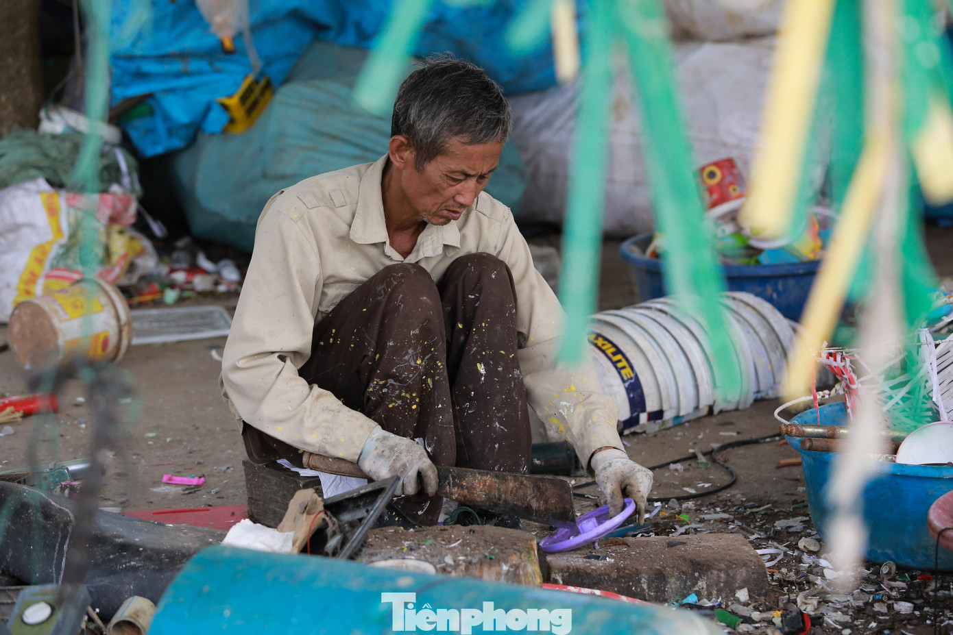 Ông Hùng nặng gánh với nỗi lo cơm áo gạo tiền, sức khỏe không còn được như xưa nên vẫn đi làm công nhân phân loại phế liệu ở tuổi 60.