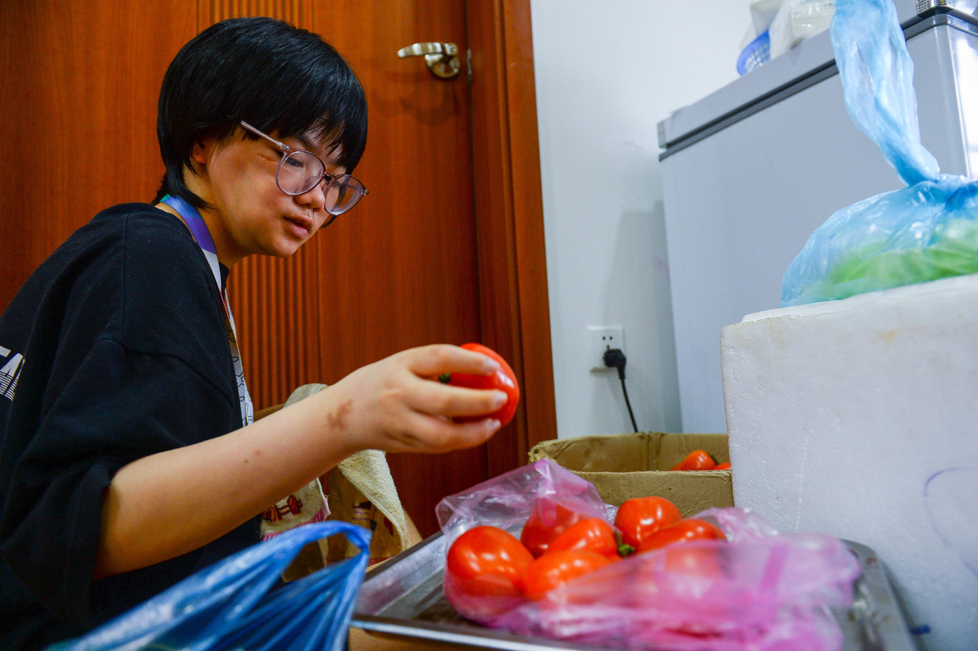 Nửa mặt bên trái của Minh Anh hằn lên vết sẹo và bị lệch hẳn sau cuộc phẫu thuật lấy u.