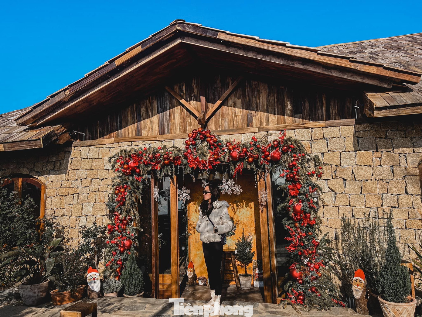 Một trong những quán cà phê trên đỉnh Tà Xùa decor Giáng sinh đẹp mắt thu hút giới trẻ. - Ảnh: Châu Linh