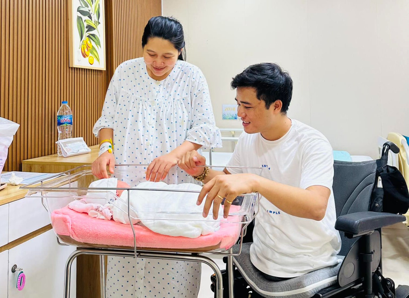 Vợ chồng Khánh - Thương hạnh phúc ngắm nhìn con gái đầu lòng. Ảnh: FBNV