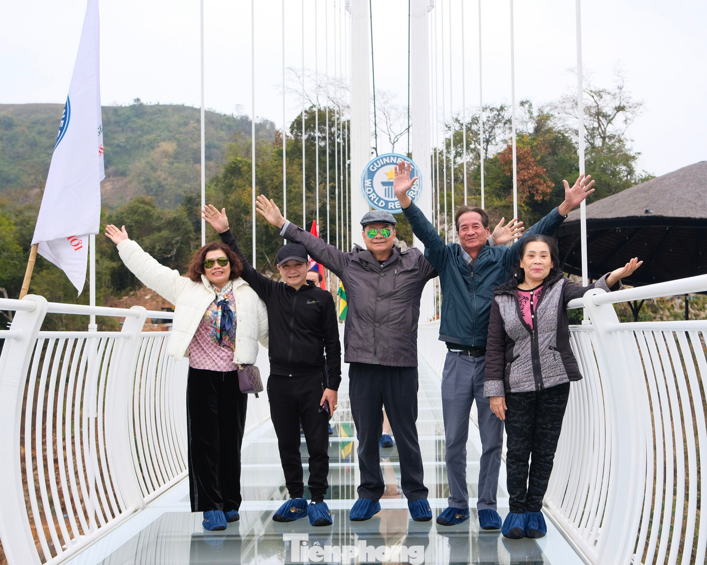 Trong các dịp lễ hội, cao điểm và cuối tuần, cầu kính Bạch Long nói riêng và khu du lịch Mộc Châu Island đón hàng nghìn du khách đến tham quan, trải nghiệm. Riêng trong dịp đầu năm đã đón khoảng hơn 30.000 du khách trong nước và quốc tế. Ảnh: Châu Linh