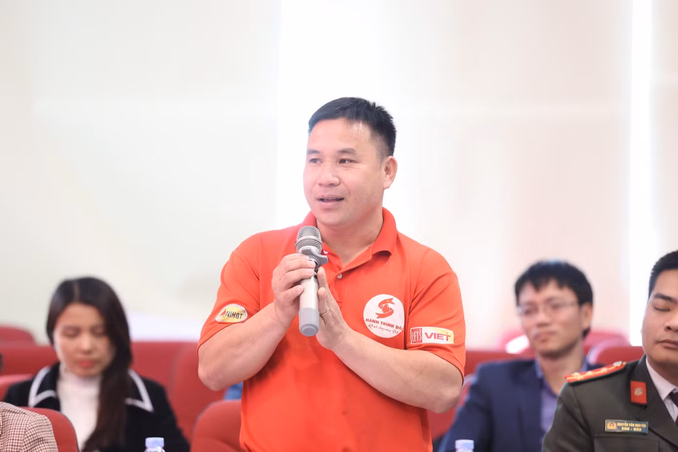 Chàng trai Xuân Văn Thuy (Hà Giang) chia sẻ tại họp báo chương trình Chủ nhật Đỏ. Ảnh: Như Ý