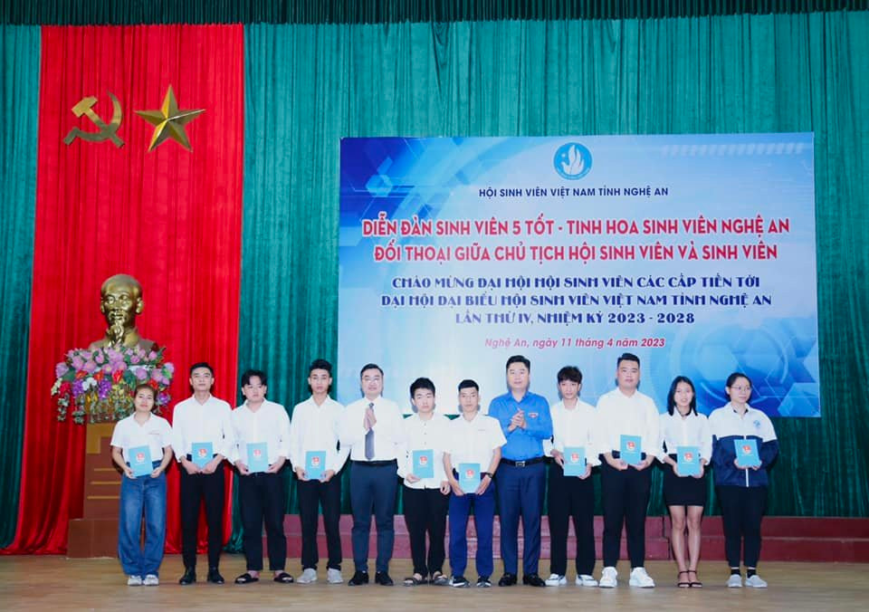 Mở rộng không gian kết nối, chia sẻ học thuật cho sinh viên phấn đấu trở thành "Sinh viên 5 tốt". Ảnh: Hội Sinh viên tỉnh Nghệ An Mở rộng không gian kết nối, chia sẻ học thuật cho sinh viên phấn đấu trở thành "Sinh viên 5 tốt". Ảnh: Hội Sinh viên tỉnh Nghệ An