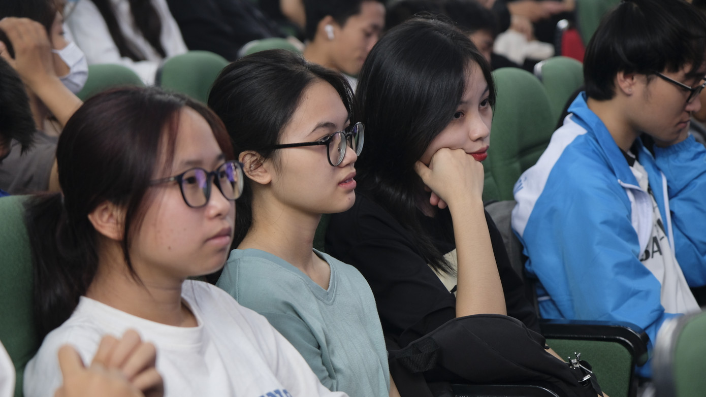 Đông đảo sinh viên đến từ các trường đại học tham dự chương trình. Ảnh: Châu Linh Đông đảo sinh viên đến từ các trường đại học tham dự chương trình. Ảnh: Châu Linh