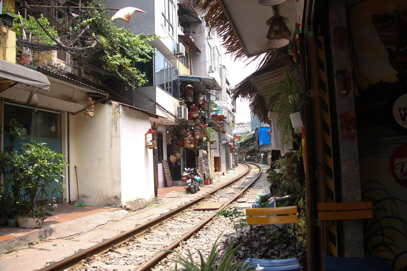 Do hai bên hàng quán nằm sát đường tàu nên vào những giờ tàu chạy qua, du khách cũng cần tuân thủ an toàn hành lang đường sắt để bảo vệ chính bản thân. Do hai bên hàng quán nằm sát đường tàu nên vào những giờ tàu chạy qua, du khách cũng cần tuân thủ an toàn hành lang đường sắt để bảo vệ chính bản thân.