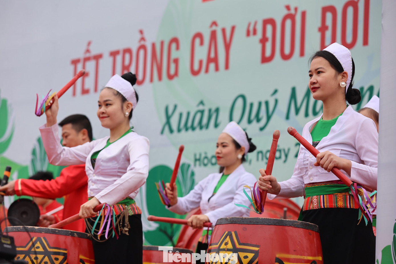 Hoà tấu bộ gõ “Sắc Mường" gây chú ý ở chương trình nghệ thuật mở màn. Ảnh: Như Ý