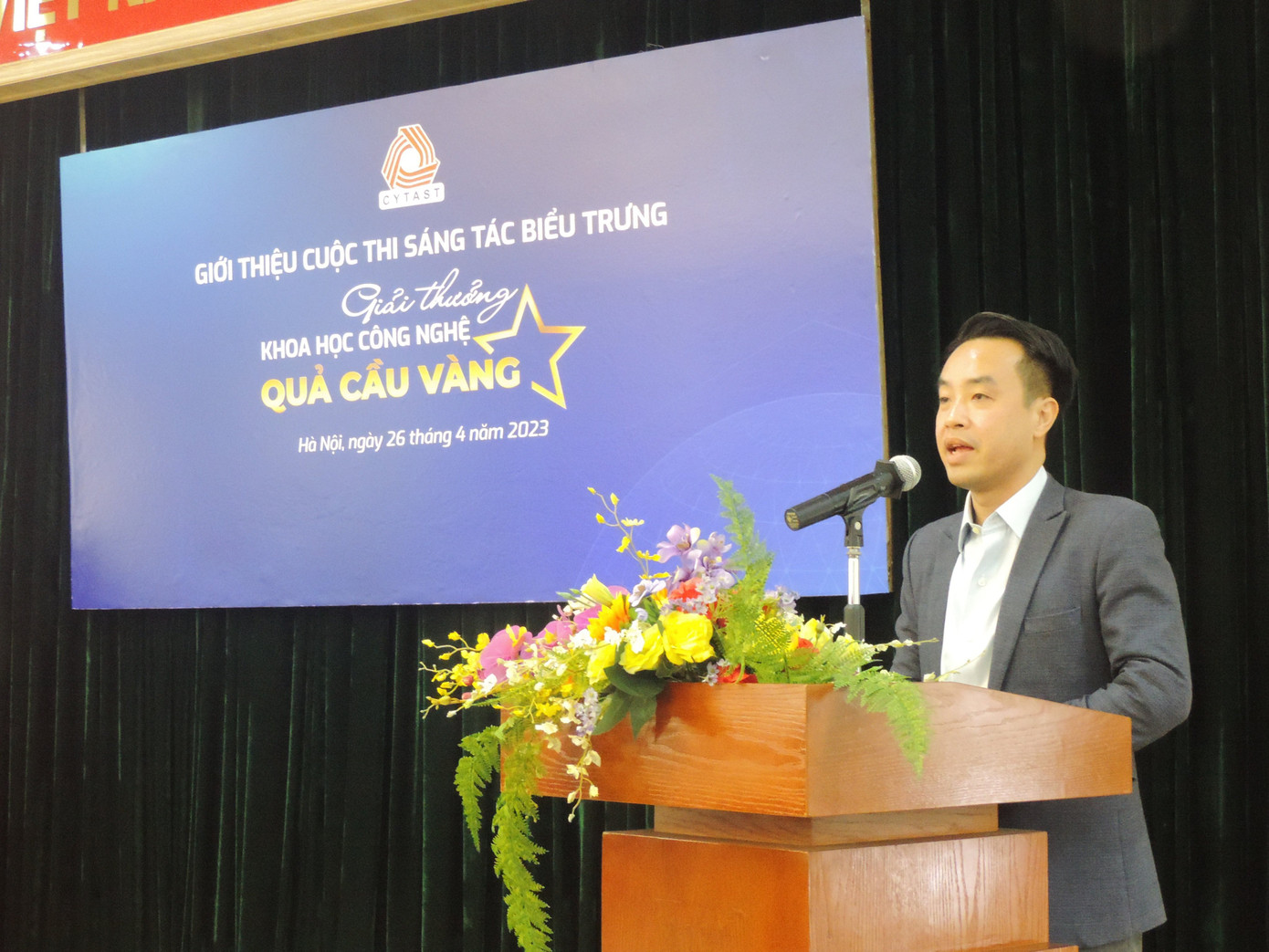 Anh Nguyễn Thiên Tú giới thiệu về cuộc thi.