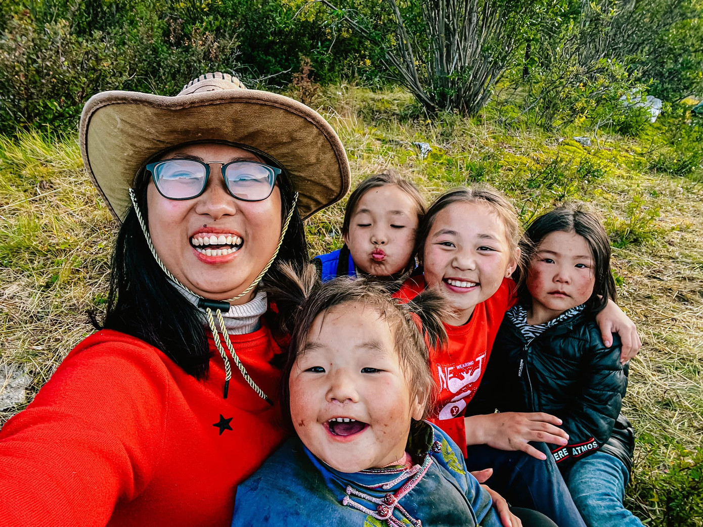 Trang chụp cùng các em nhỏ. Trang chụp cùng các em nhỏ.