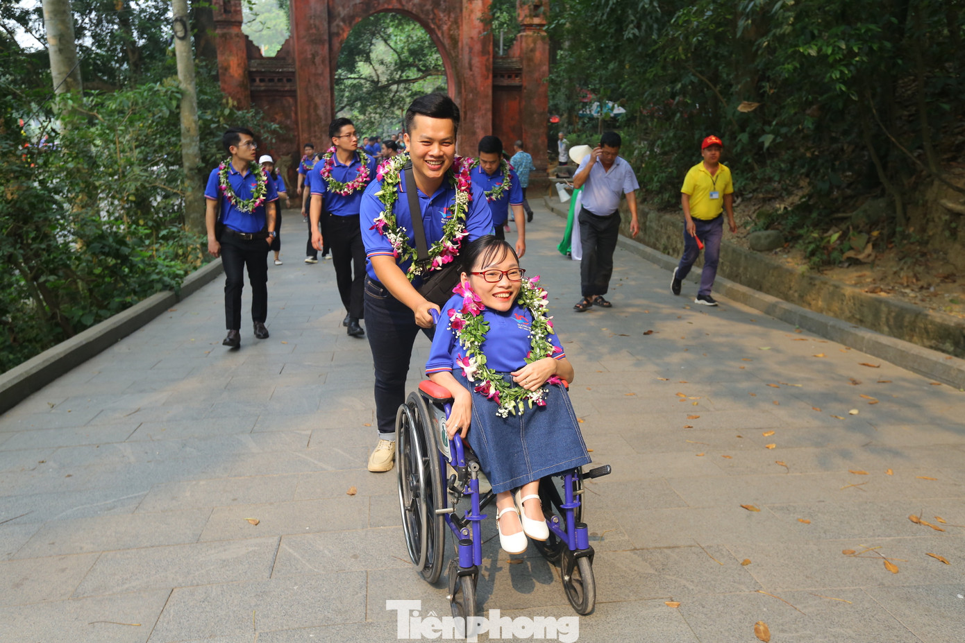 Gương mặt trẻ Việt Nam triển vọng năm 2022 Nguyễn Thị Ngọc Tâm nhận được sự giúp đỡ nhiệt tình của các gương mặt trẻ khác trong quá trình di chuyển. Gương mặt trẻ Việt Nam triển vọng năm 2022 Nguyễn Thị Ngọc Tâm nhận được sự giúp đỡ nhiệt tình của các gương mặt trẻ khác trong quá trình di chuyển.