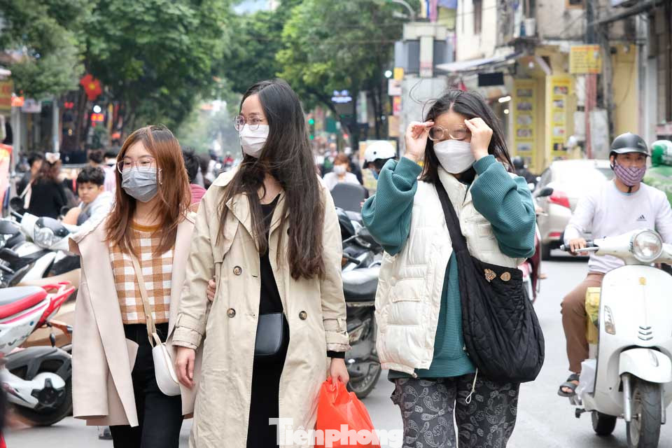 Theo kinh nghiệm đi mua sắm của một số bạn trẻ, tốt nhất nên đi bộ cho đỡ tắc đường hoặc gửi xe ở đầu chợ để thoải mái xem đồ và lựa chọn.