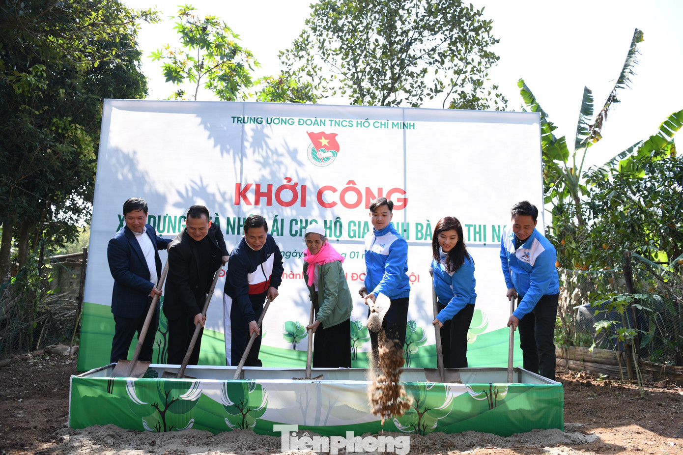 T.Ư Đoàn TNCS Hồ Chí Minh tổ chức Lễ Khởi công "Nhà nhân ái" tặng hộ gia đình bà Bùi Thị Lan, tại xóm Um (xã Thạch Yên, huyện Cao Phong, tỉnh Hòa Bình). Ảnh: Bảo Anh