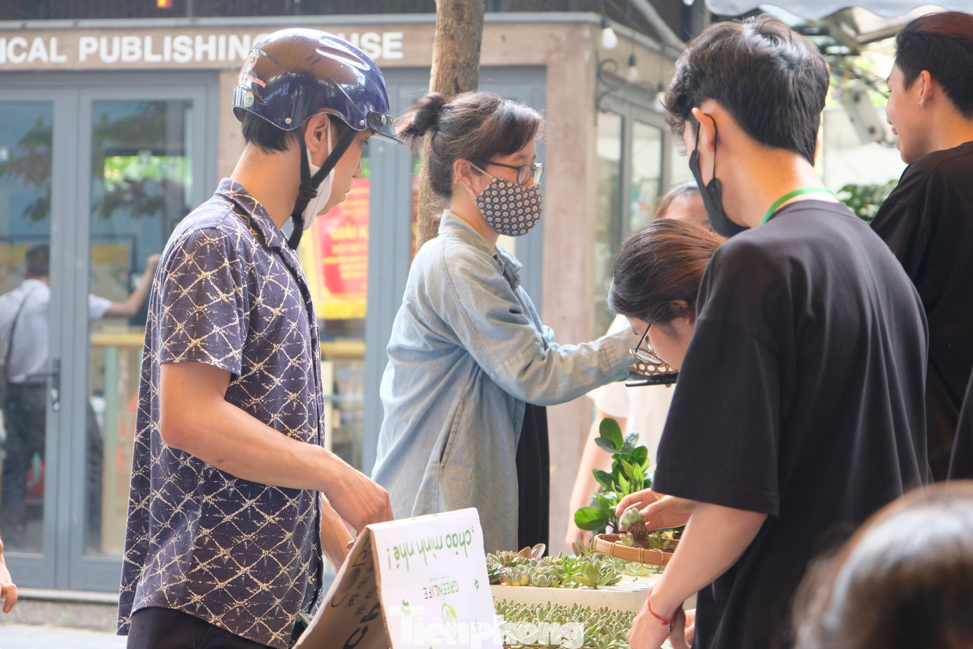 Chiều 30/6, tại Phố sách Hà Nội, người dân, bạn trẻ có thể đổi rác, giấy vụn để lấy những món đồ thủ công hoặc cây xanh tùy theo sở thích. Theo đó, chỉ cần 3kg giấy, bìa, vỏ hộp sữa, sách, vở, tạp chí cũ sẽ được tặng 1 sao; 3kg nhựa, nilon, bao bì, khay xốp, thiết bị điện tử được tặng 1 sao; 1kg kim loại được tặng 1 sao; 20 lon được tặng 1 sao. Càng được nhiều sao, người đổi rác sẽ nhận được món quà tương ứng. Tuy nhiên, rác cần làm sạch/khô trước khi mang qua sự kiện để đảm bảo an toàn cho dự án khi thực hiện việc thu gom. Ảnh: Diệu Nhi