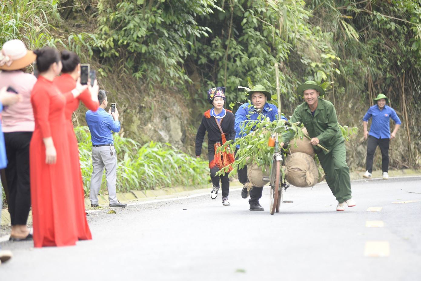 Trong khuôn khổ khánh thành công trình tu bổ Khu di tích lịch sử quốc gia Đèo Lũng Lô tại xã Thượng Bằng La, huyện Văn Chấn (24/4), Tỉnh Đoàn Yên Bái đã tổ chức Hội thi tải gạo và lễ kết nạp đoàn viên mới cho 70 thanh niên ưu tú.
