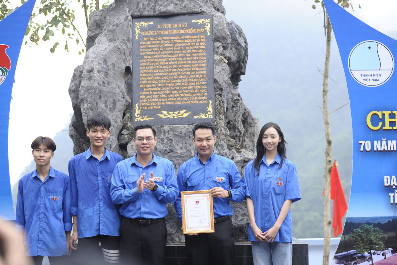 Anh Hà Đức Hải - Bí thư Tỉnh Đoàn Yên Bái trao giấy chứng nhận cho đội thi giành giải Nhất hội thi tải gạo.