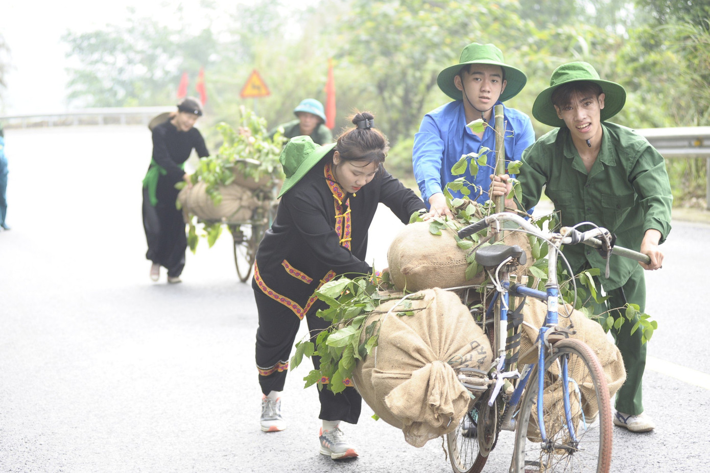 Đoàn viên, thanh niên Huyện Đoàn Văn Chấn sôi nổi tham gia hội thi tải gạo. Mỗi đội thi sẽ tham gia thử thách tải gạo 2km trên Đèo Lũng Lô. Thông qua hội thi, mỗi đoàn viên, thanh niên được trải nghiệm và tái hiện cuộc hành trình của những chiếc xe đạp thồ vận chuyển lương thực, đạn dược trong chiến dịch Điện Biên Phủ lịch sử năm xưa.
