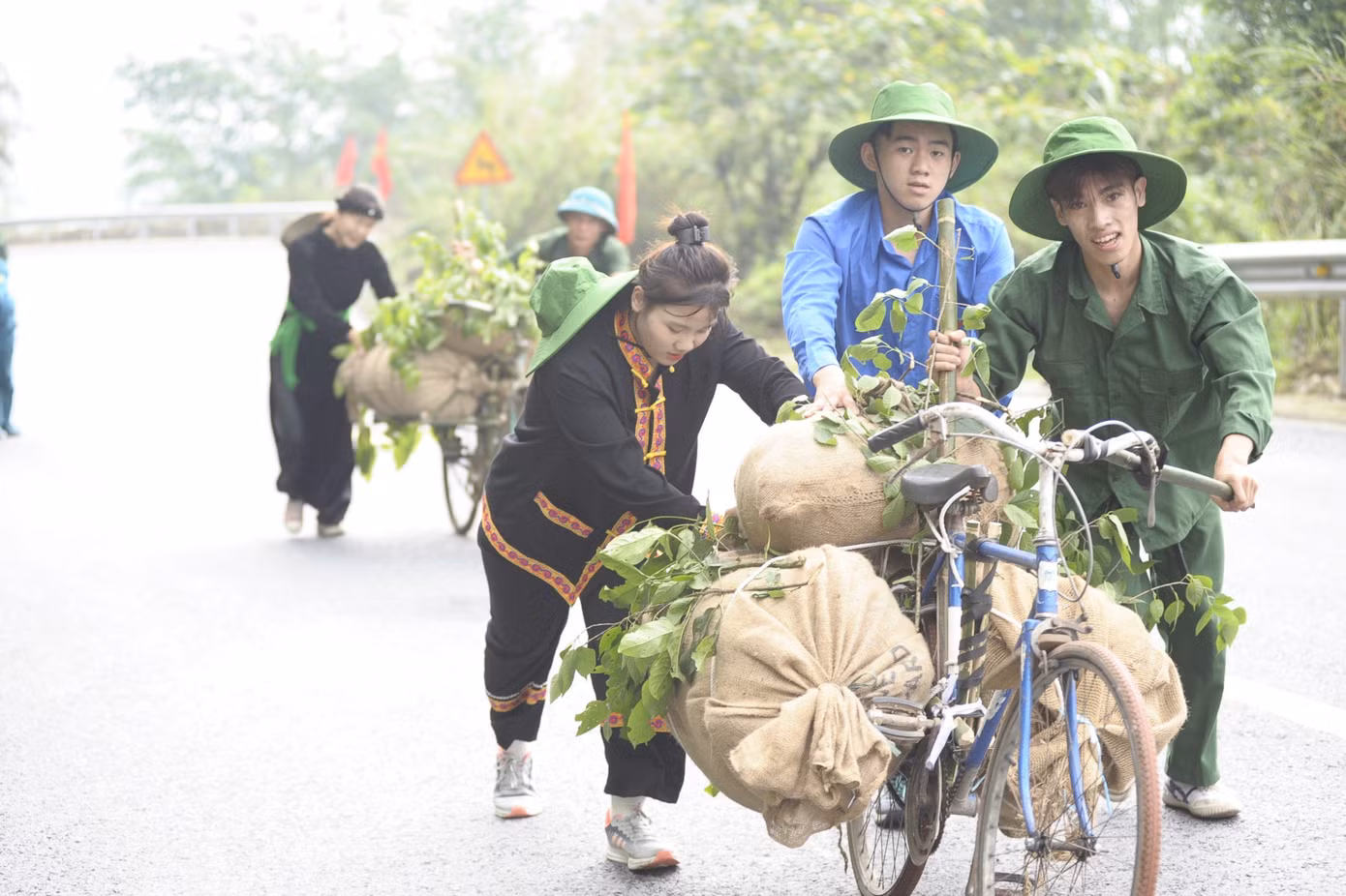 Đoàn viên, thanh niên Huyện Đoàn Văn Chấn sôi nổi tham gia hội thi tải gạo. Mỗi đội thi sẽ tham gia thử thách tải gạo 2km trên Đèo Lũng Lô. Thông qua hội thi, mỗi đoàn viên, thanh niên được trải nghiệm và tái hiện cuộc hành trình của những chiếc xe đạp thồ vận chuyển lương thực, đạn dược trong chiến dịch Điện Biên Phủ lịch sử năm xưa.