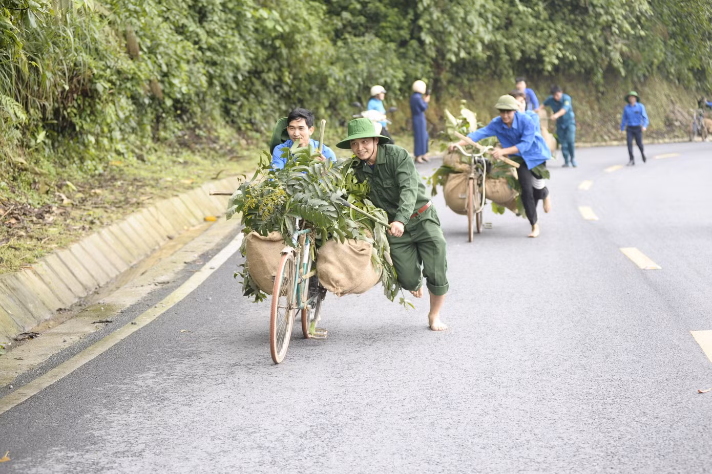 Trong khuôn khổ khánh thành công trình tu bổ Khu di tích lịch sử quốc gia Đèo Lũng Lô tại xã Thượng Bằng La, huyện Văn Chấn (24/4), Tỉnh Đoàn Yên Bái đã tổ chức Hội thi tải gạo và lễ kết nạp đoàn viên mới cho 70 thanh niên ưu tú.