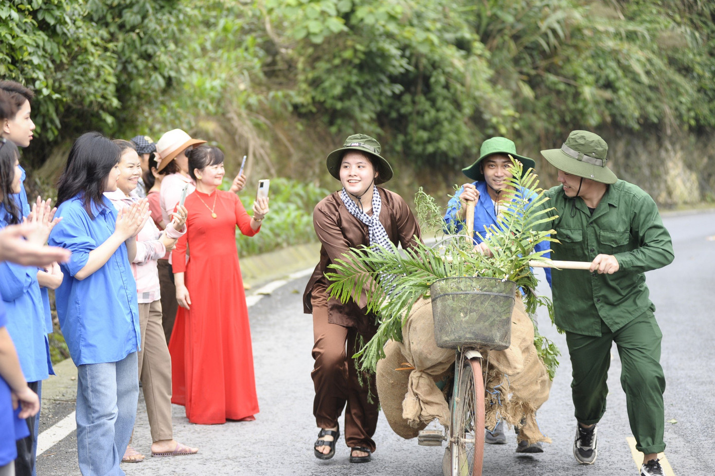Trong khuôn khổ khánh thành công trình tu bổ Khu di tích lịch sử quốc gia Đèo Lũng Lô tại xã Thượng Bằng La, huyện Văn Chấn (24/4), Tỉnh Đoàn Yên Bái đã tổ chức Hội thi tải gạo và lễ kết nạp đoàn viên mới cho 70 thanh niên ưu tú.