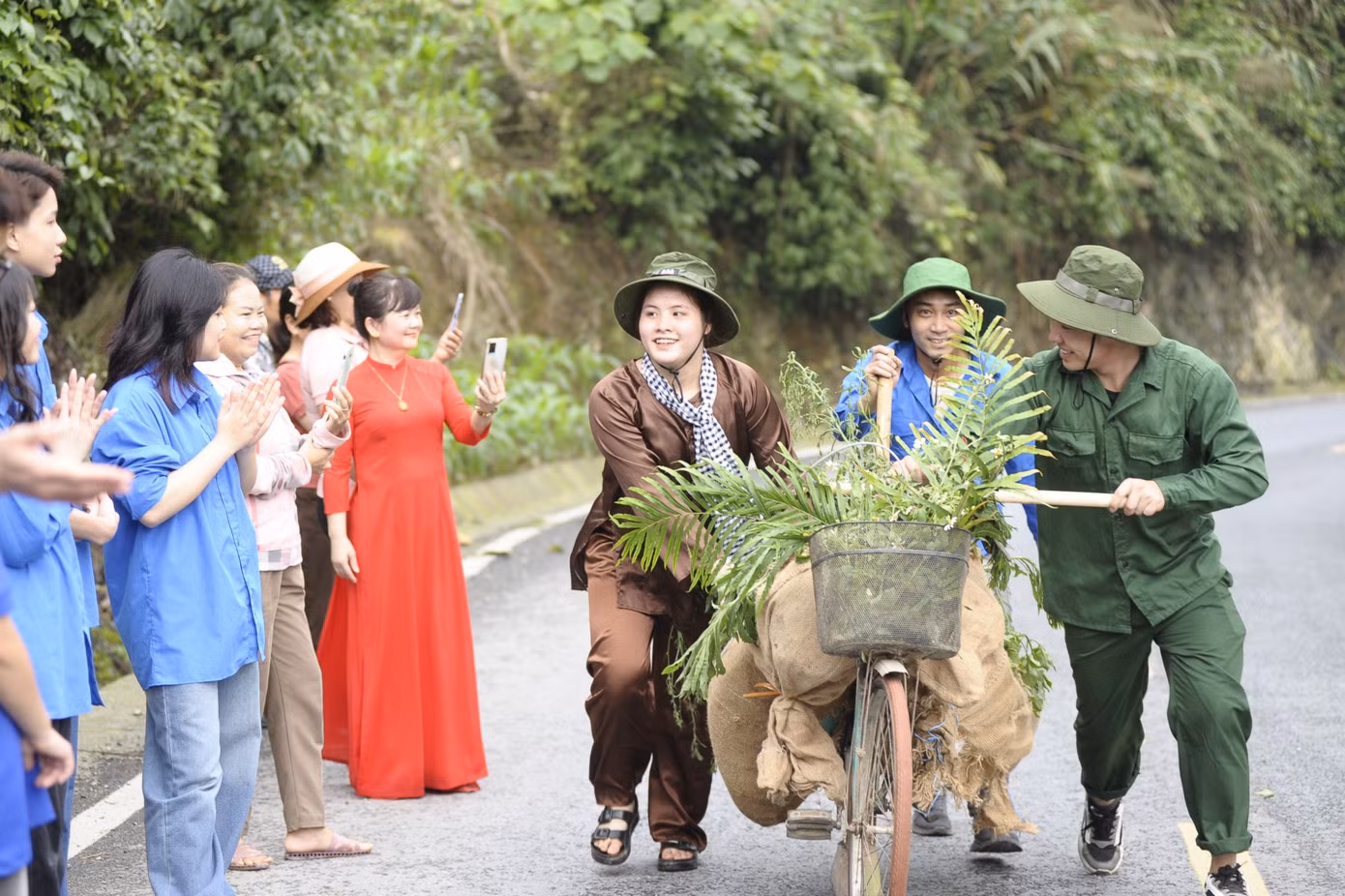 Trong khuôn khổ khánh thành công trình tu bổ Khu di tích lịch sử quốc gia Đèo Lũng Lô tại xã Thượng Bằng La, huyện Văn Chấn (24/4), Tỉnh Đoàn Yên Bái đã tổ chức Hội thi tải gạo và lễ kết nạp đoàn viên mới cho 70 thanh niên ưu tú.