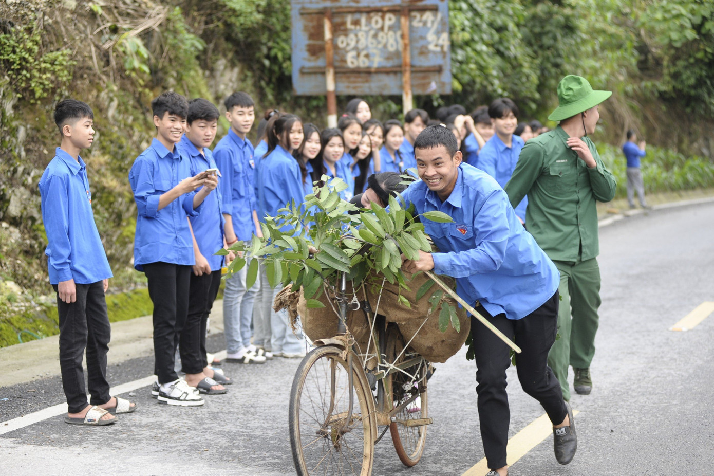 Đoàn viên, thanh niên Huyện Đoàn Văn Chấn sôi nổi tham gia hội thi tải gạo. Mỗi đội thi sẽ tham gia thử thách tải gạo 2km trên Đèo Lũng Lô. Thông qua hội thi, mỗi đoàn viên, thanh niên được trải nghiệm và tái hiện cuộc hành trình của những chiếc xe đạp thồ vận chuyển lương thực, đạn dược trong chiến dịch Điện Biên Phủ lịch sử năm xưa.