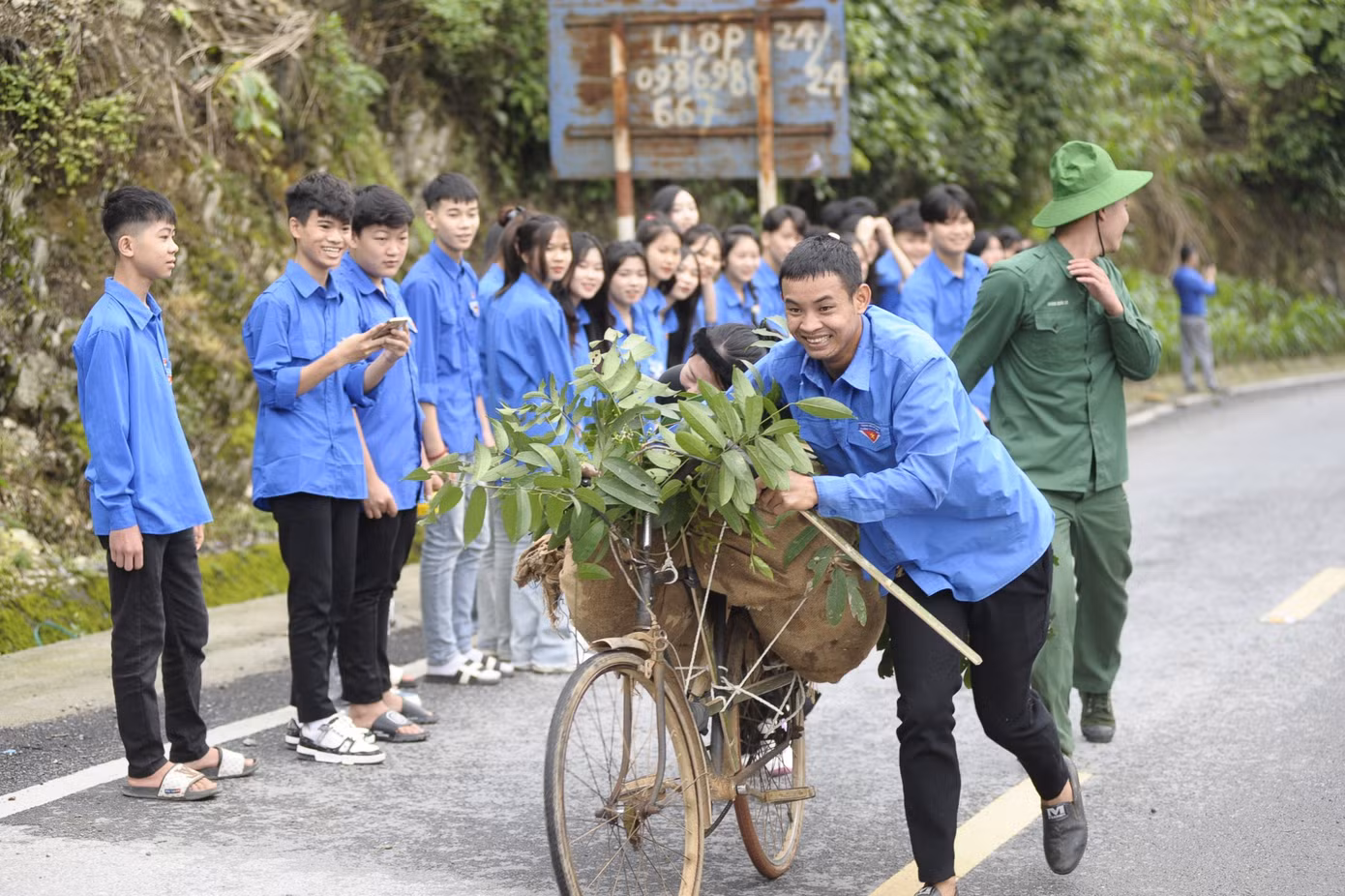 Đoàn viên, thanh niên Huyện Đoàn Văn Chấn sôi nổi tham gia hội thi tải gạo. Mỗi đội thi sẽ tham gia thử thách tải gạo 2km trên Đèo Lũng Lô. Thông qua hội thi, mỗi đoàn viên, thanh niên được trải nghiệm và tái hiện cuộc hành trình của những chiếc xe đạp thồ vận chuyển lương thực, đạn dược trong chiến dịch Điện Biên Phủ lịch sử năm xưa.