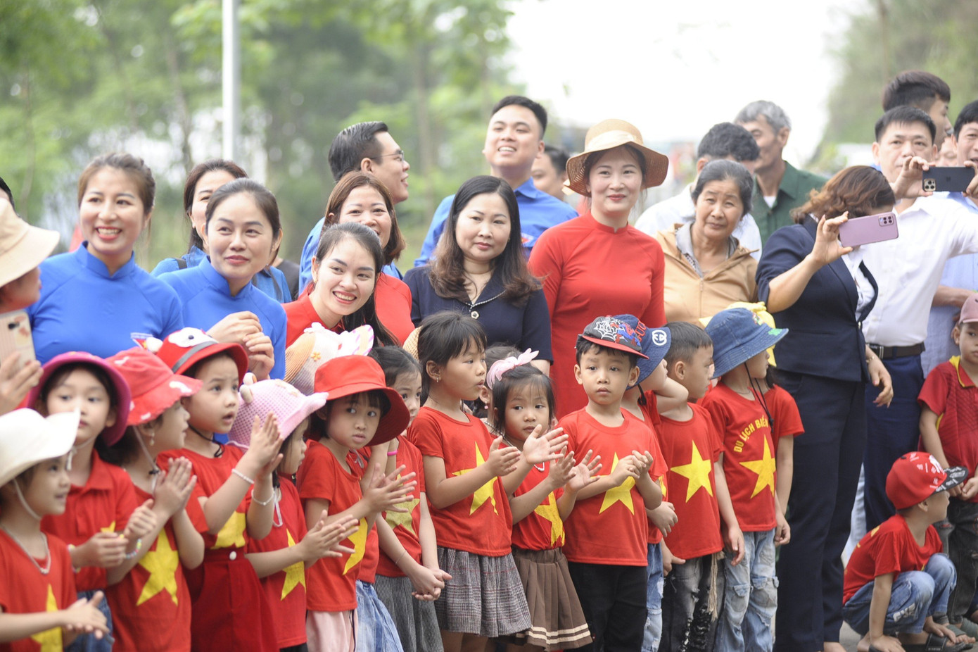 Các em thiếu nhi, người dân huyện Văn Chấn cổ vũ hội thi.