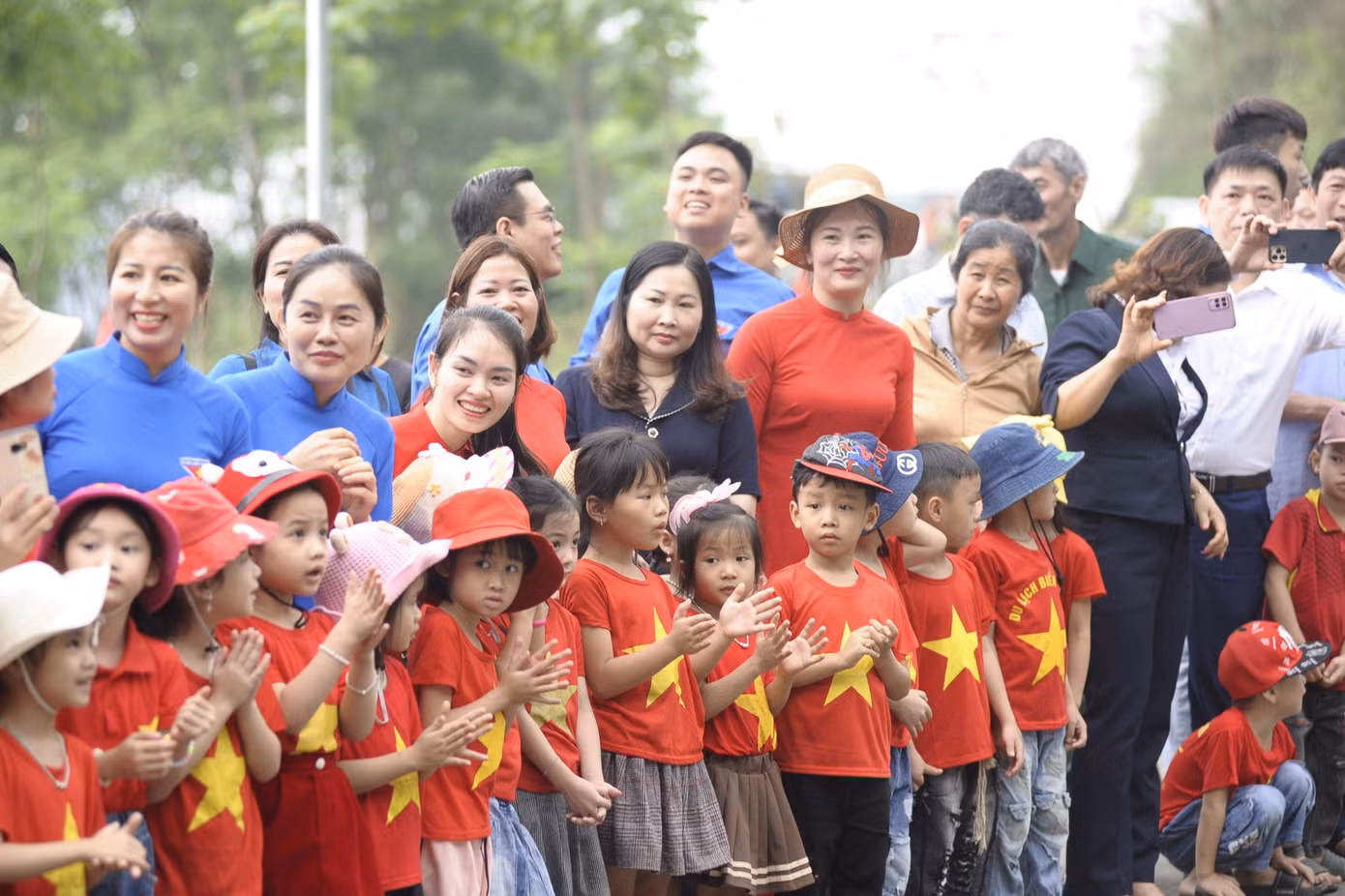 Các em thiếu nhi, người dân huyện Văn Chấn cổ vũ hội thi.