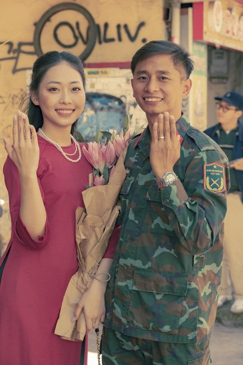 Sau 6 năm, 6 tháng yêu nhau, cả hai đã tổ chức lễ đính hôn ngày 4/7/2022 vừa qua và dự định sẽ tổ chức đám cưới vào cuối năm 2023. Trước đó, Hồng và Thắng biết nhau từ khi còn là học sinh cấp THCS rồi dần nên duyên từ tình bạn đẹp.