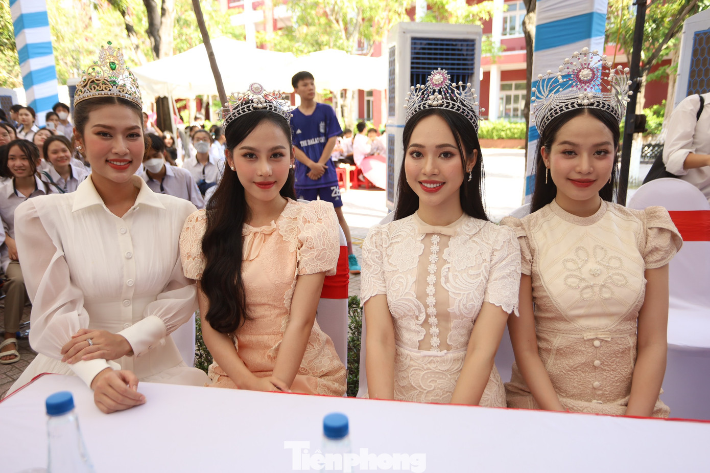 Dàn hoa hậu, người đẹp thu hút sự chú ý tại diễn đàn.