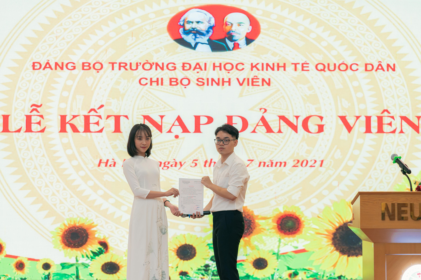 "Được đứng vào hàng ngũ của Đảng ở tuổi 22 là điều mình tự hào nhất trong suốt thời gian học tập trên ghế nhà trường. Đây là một trong những mục tiêu mình đặt ra khi bước chân vào cánh cửa đại học", Linh cho biết.