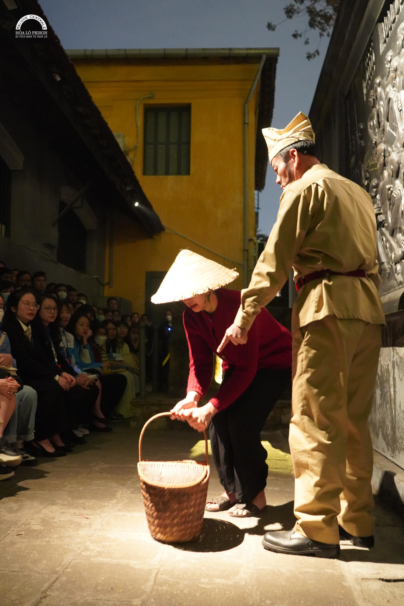 Các đại biểu trẻ tiếp tục di chuyển đến khu phòng giam xà lim nữ, nghe kể chuyện về Bà Nguyễn Thị Quang Thái (người vợ đầu tiên của Đại tướng Võ Nguyên Giáp), về tội ác của thực dân Pháp, xem hoạt cảnh cảm động về nhà cách mạng Nguyễn Phong Sắc và vợ Hoàng Thị Ái.