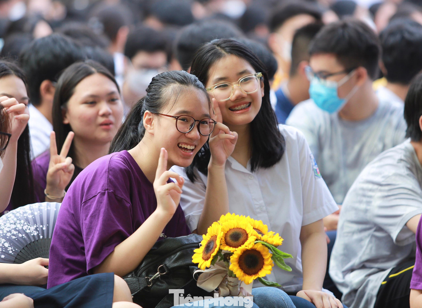 Vẻ hồn nhiên, trong trẻo của các em học sinh lớp 9 trong ngày lễ chia tay. Vẻ hồn nhiên, trong trẻo của các em học sinh lớp 9 trong ngày lễ chia tay.