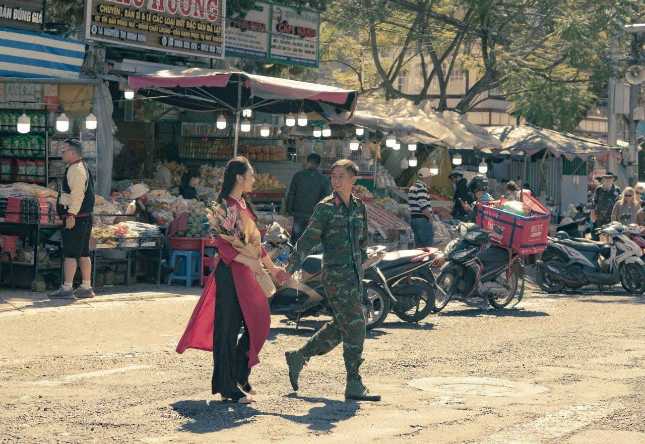 Nhân vật chính của bộ ảnh kỷ niệm 6 năm, 6 tháng yêu nhau là chị Hoàng Thị Kim Hồng (24 tuổi, từng làm giáo viên dạy ngoại ngữ) và anh Ngô Duy Thắng (24 tuổi, sĩ quan đang công tác tại Quận 12, TPHCM).