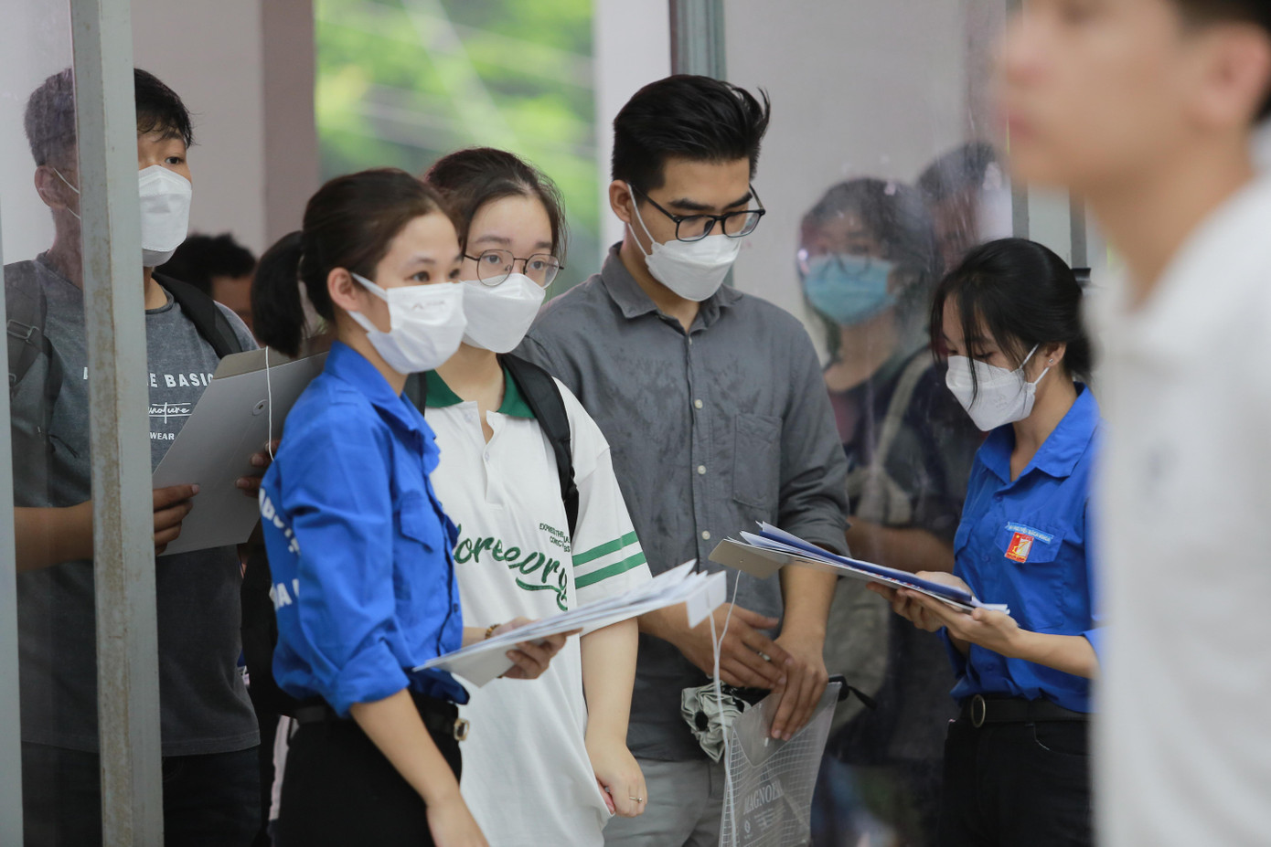 Các bạn TNV của Đại học Bách Khoa hỗ trợ tân sinh viên xác nhận những giấy tờ cần thiết để hoàn thành thủ tục nhập học.