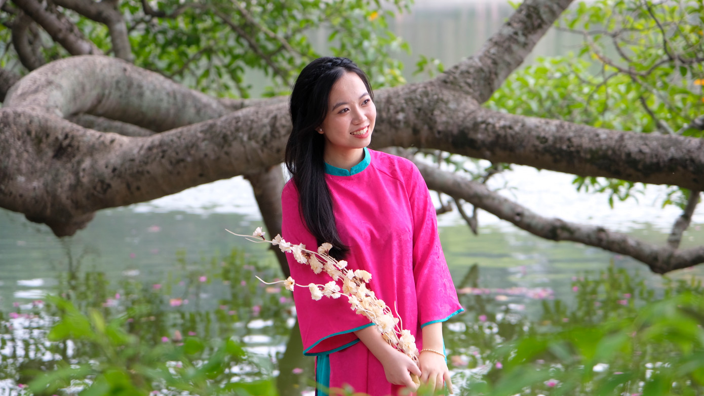 Áo dài đỏ, hồng là lựa chọn của nhiều bạn nữ với mong muốn đón nhận may mắn, nhiều điều tốt lành trong học tập, công việc ở năm 2024. Ảnh: Diệu Nhi