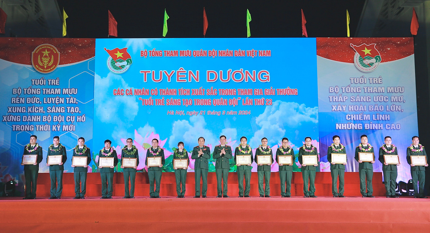 Tuyên dương những cá nhân có thành tích xuất sắc tham gia giải thưởng "Tuổi trẻ sáng tạo trong Quân đội" lần thứ 23. Ảnh: Châu Linh Tuyên dương những cá nhân có thành tích xuất sắc tham gia giải thưởng "Tuổi trẻ sáng tạo trong Quân đội" lần thứ 23. Ảnh: Châu Linh