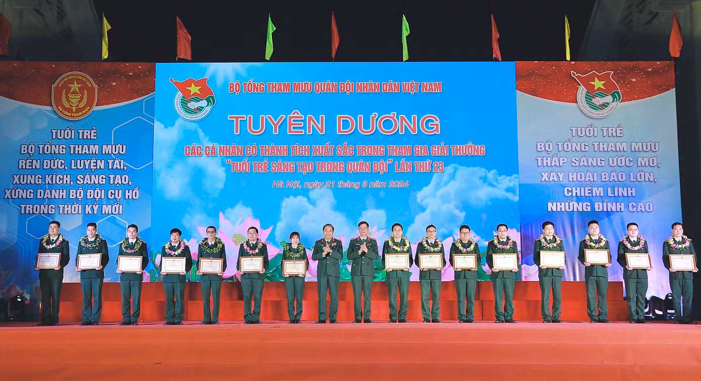 Tuyên dương những cá nhân có thành tích xuất sắc tham gia giải thưởng "Tuổi trẻ sáng tạo trong Quân đội" lần thứ 23. Ảnh: Châu Linh