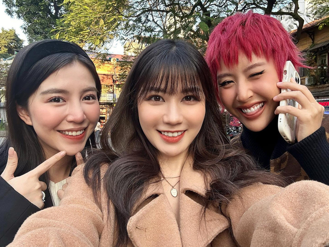 Bức ảnh hiện tại cũng được 3 cô gái tạo dáng chụp giống hệt 11 năm trước. Ảnh: FBNV