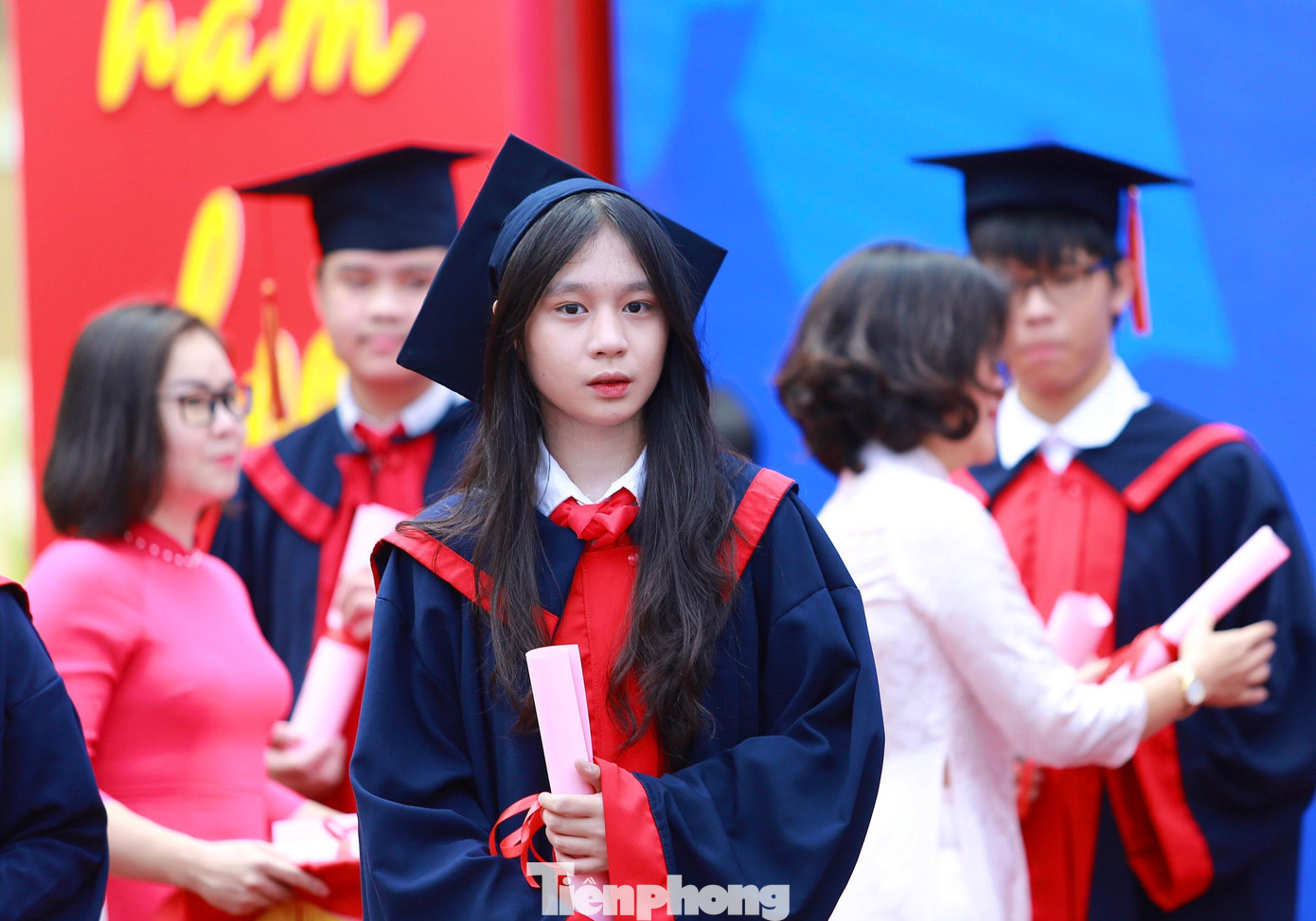 Nữ sinh lớp 9 trong lễ trưởng thành Nữ sinh lớp 9 trong lễ trưởng thành