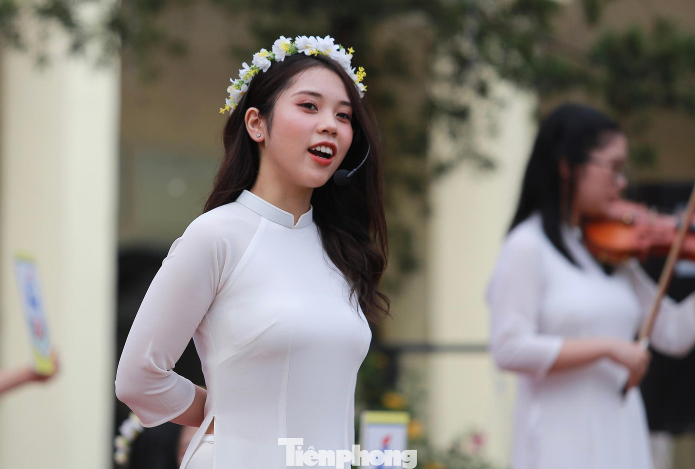 Khi lời bài hát "Mình cùng nhau đóng băng" được cất lên cũng chính là thời khắc đẹp đẽ của các bạn học sinh khi muốn níu lại, muốn tất cả như đóng băng để lưu lại mãi mãi: lời thầy ân cần mà nghiêm khắc, tiếng cô dịu ngọt mà lắng sâu, bạn bè ríu rít đâu đây những dãy hành lang, những khung cửa sổ... tất cả ngưng đọng lại trong giai điệu tha thiết. Khi lời bài hát "Mình cùng nhau đóng băng" được cất lên cũng chính là thời khắc đẹp đẽ của các bạn học sinh khi muốn níu lại, muốn tất cả như đóng băng để lưu lại mãi mãi: lời thầy ân cần mà nghiêm khắc, tiếng cô dịu ngọt mà lắng sâu, bạn bè ríu rít đâu đây những dãy hành lang, những khung cửa sổ... tất cả ngưng đọng lại trong giai điệu tha thiết.