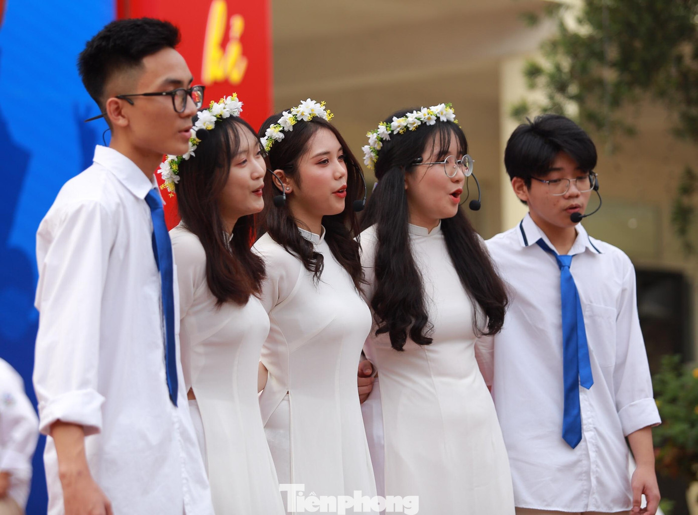 Nhóm bạn cùng nhau cất lên những tiếng hát bên mái trường cấp 2 thân yêu. Nhóm bạn cùng nhau cất lên những tiếng hát bên mái trường cấp 2 thân yêu.