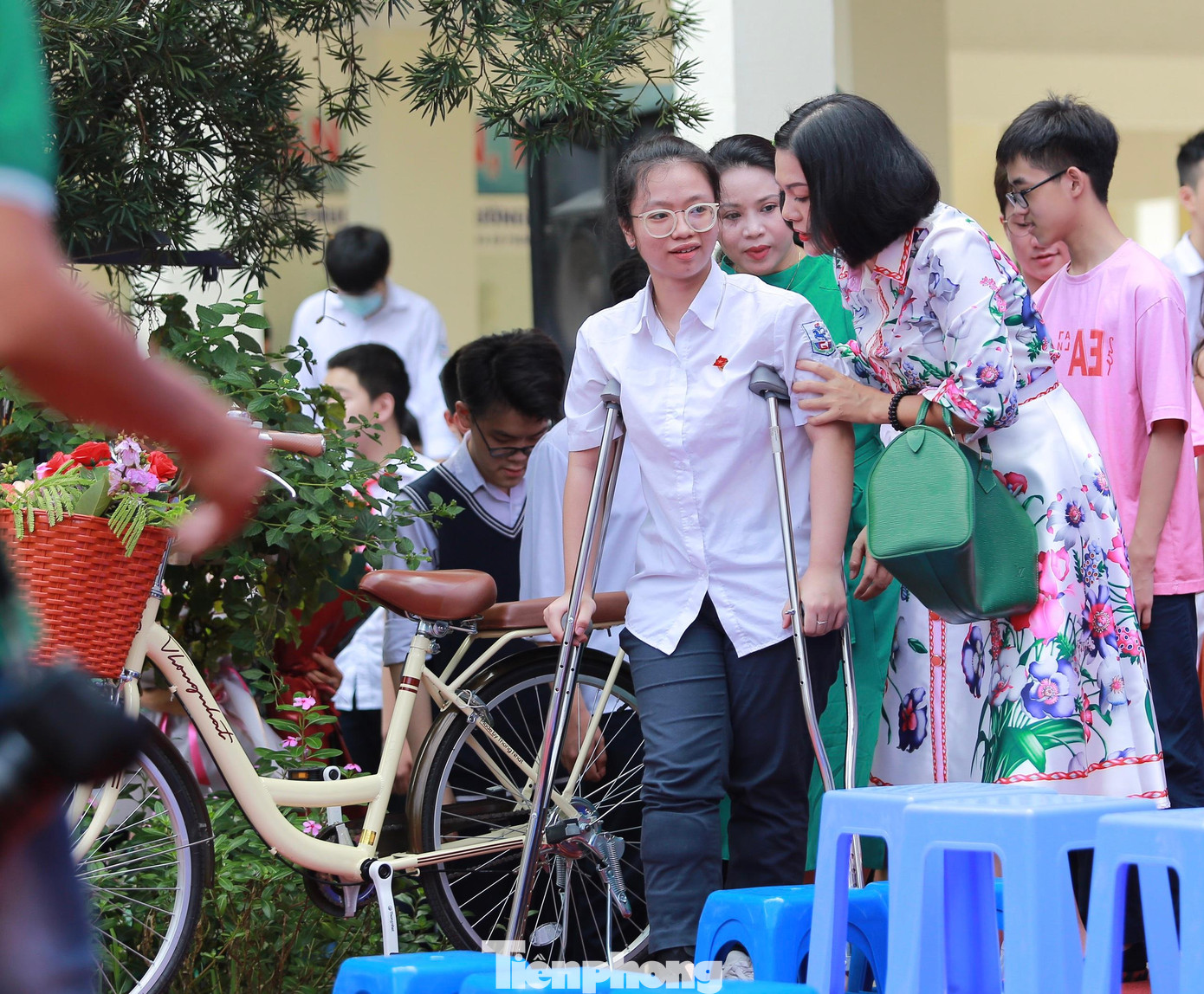Một em học sinh bị thương nhưng vẫn cố gắng di chuyển đến trường để dự lễ chia tay. Hình ảnh cô giáo dìu em với cử chỉ ân cần, thân thương gây xúc động. Một em học sinh bị thương nhưng vẫn cố gắng di chuyển đến trường để dự lễ chia tay. Hình ảnh cô giáo dìu em với cử chỉ ân cần, thân thương gây xúc động.